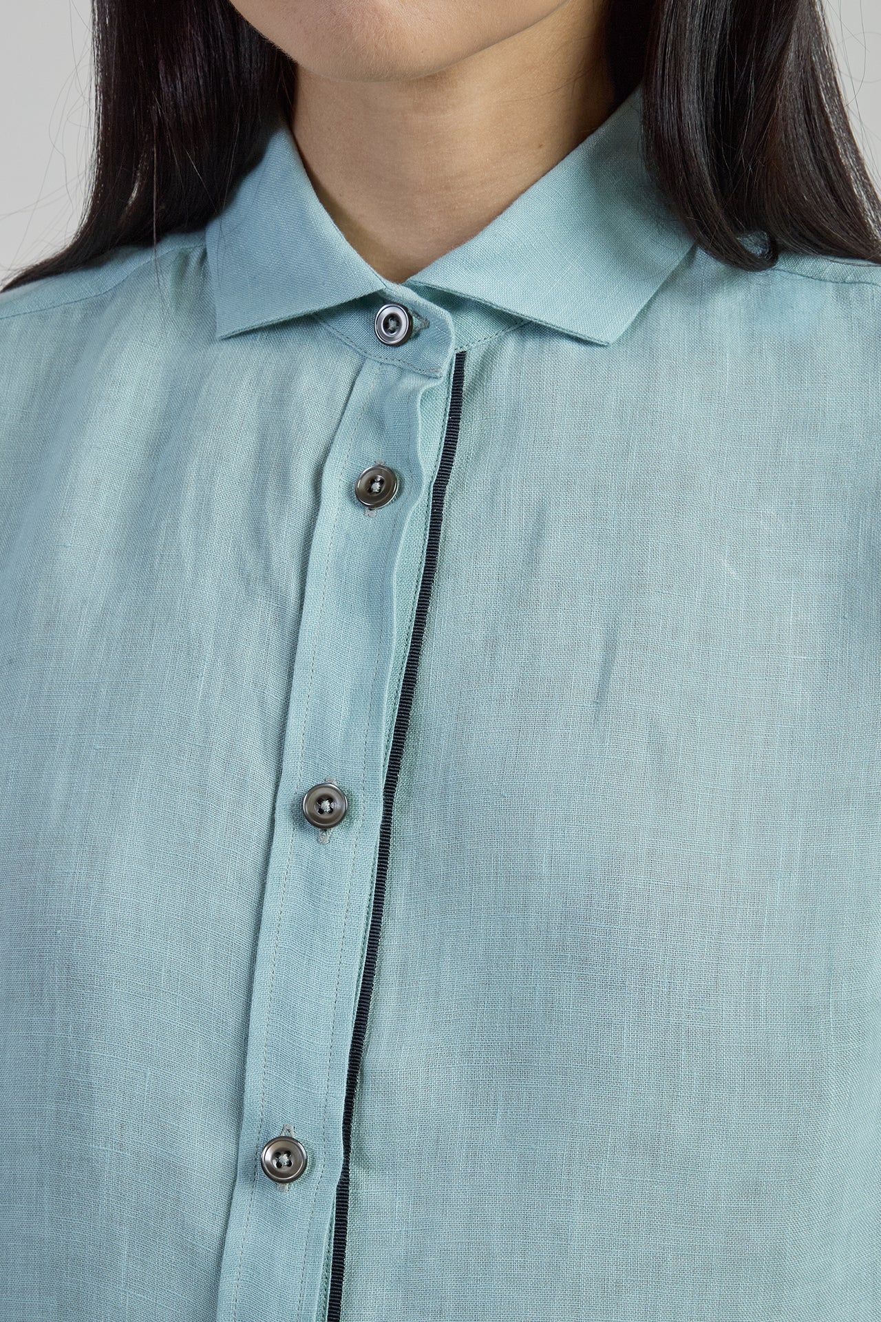 Women's Classic Linen Shirt with Spread Collar | Eleventy - Image 4