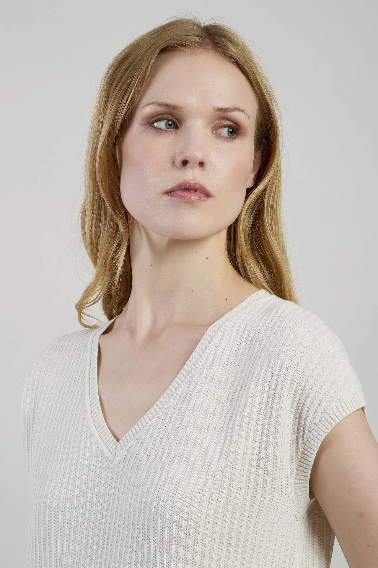 Women's Organic Cotton Sleeveless V-Neck Sweater | Eleventy - Image 4