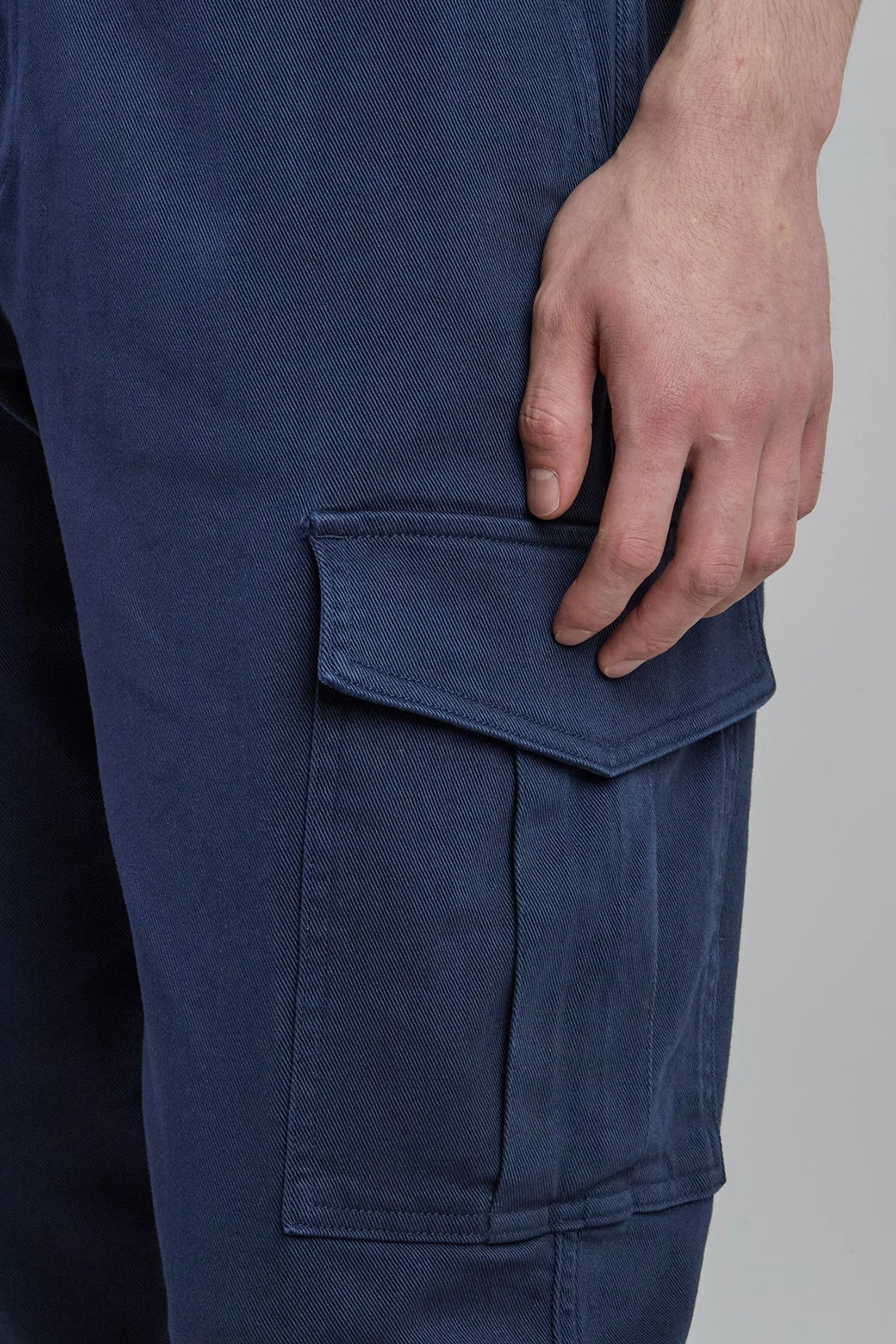 Men's Garment-Dyed Cotton Cargo Trousers Relaxed Fit | Eleventy - Image 4