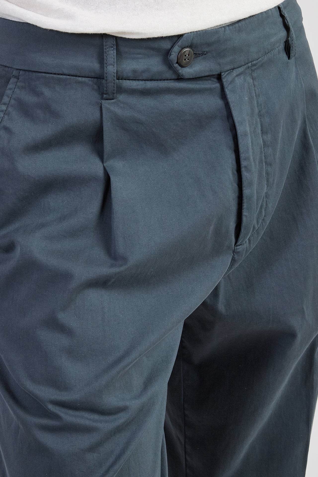 Men's Garment-Dyed Cotton Silk Pleated Trousers | Eleventy - Image 4