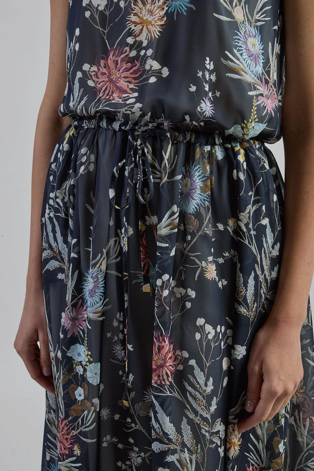 Long Sleeveless Printed Silk Dress with Floral Pattern | Eleventy - Image 9